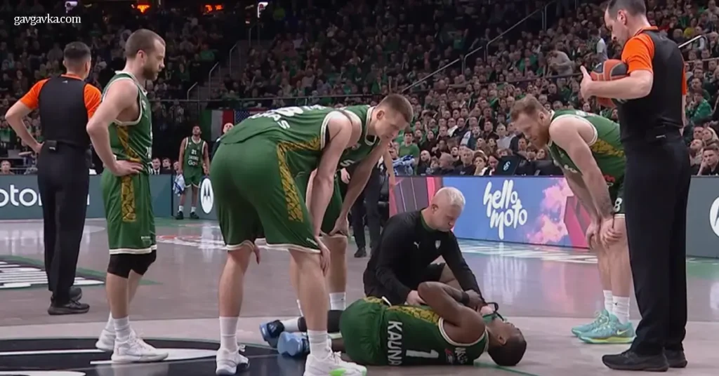 Lonnie Walker เจ็บกลางเกมหลังเหยียบเท้าโค้ชฝ่ายตรงข้าม เหตุการณ์ช็อกที่ไม่มีใครคาดคิด เกมบาสเกตบอลเมื่อคืนที่ผ่านมาเต็มไปด้วยความดุ
